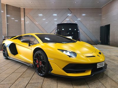 LAMBORGHINI AVENTADOR