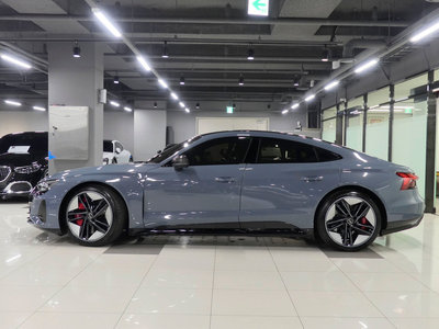 AUDI RS E-TRON GT - 4