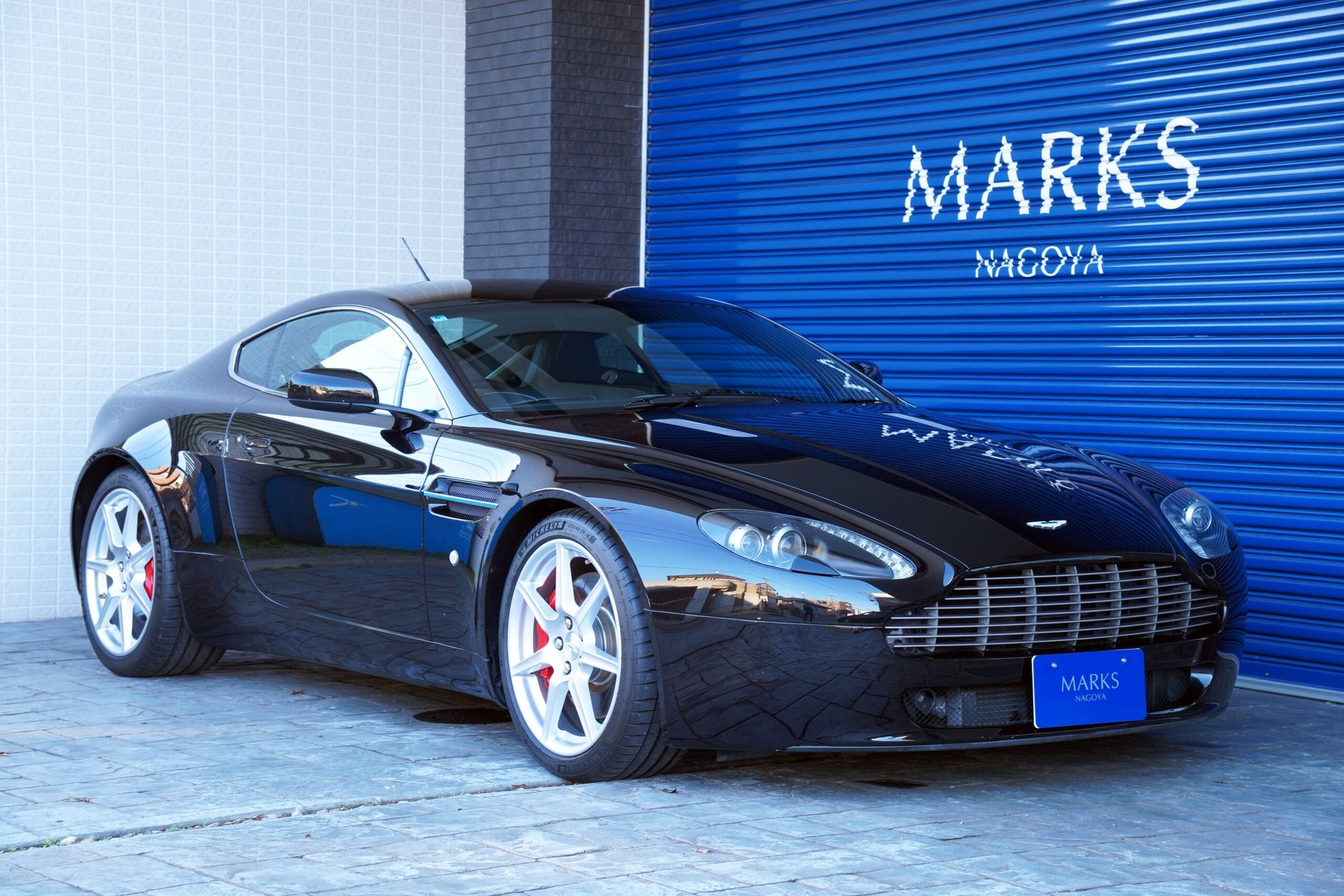 ASTON MARTIN V8 - View 1
