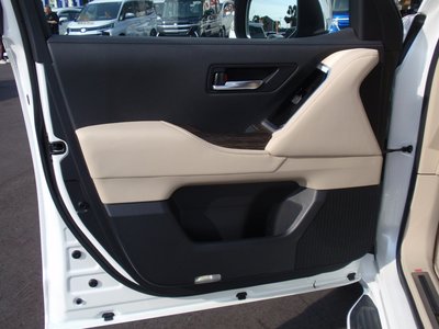 2023 Toyota LAND CRUISER 300 thumbnail 24