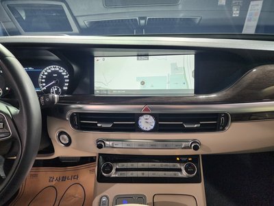 2021 Genesis G90 photo 9