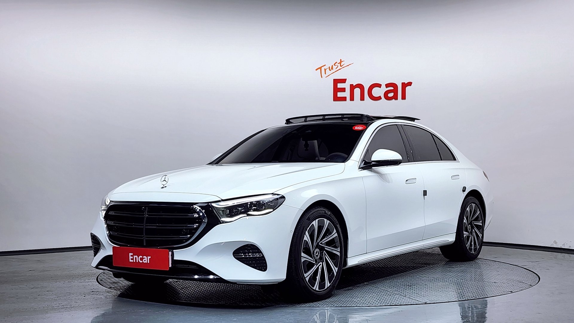 MERCEDES-BENZ E-CLASS - View 1