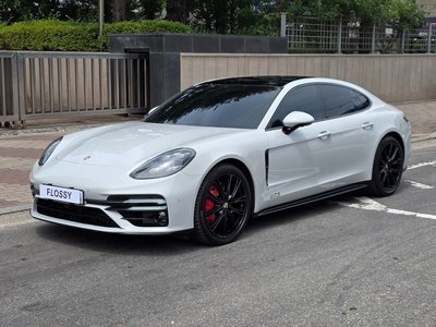 PORSCHE PANAMERA - 1