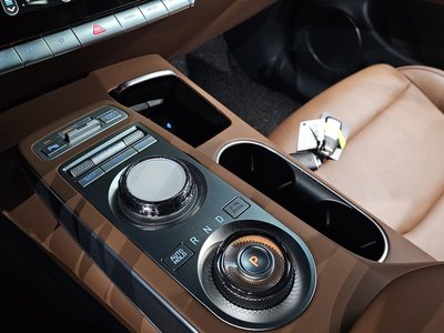 صورة 9 لـ 2022 Genesis GV70