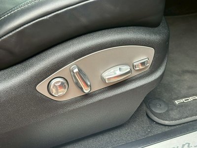PORSCHE MACAN - 8