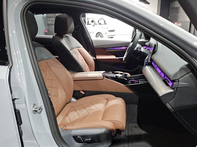 2025 BMW 5 SERIES — миниатюра 12