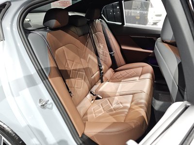 2025 BMW 5 SERIES — миниатюра 11