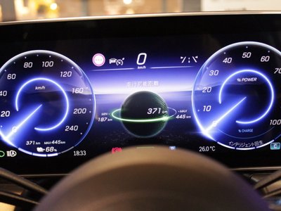 MERCEDES-BENZ EQE - 10