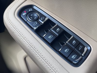 2019 Porsche MACAN thumbnail 28