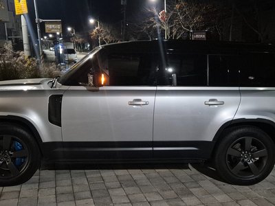 LAND ROVER DEFENDER - 8