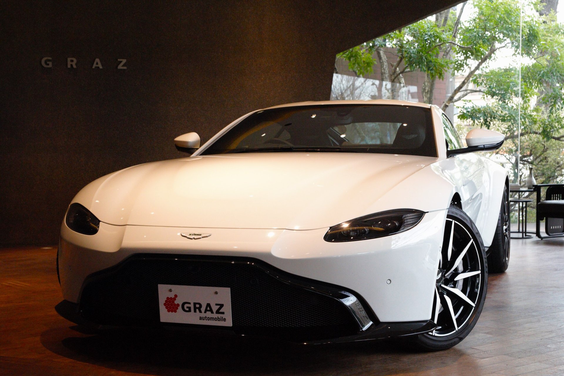 ASTON MARTIN VANTAGE - View 1