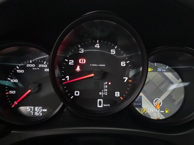 PORSCHE MACAN - 8