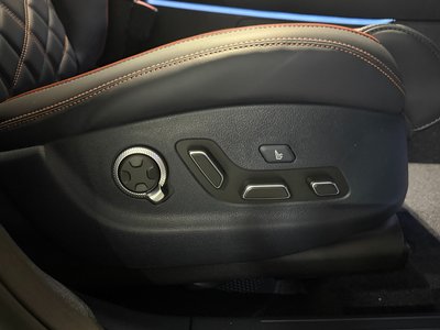 2025 Genesis GV70 thumbnail 17