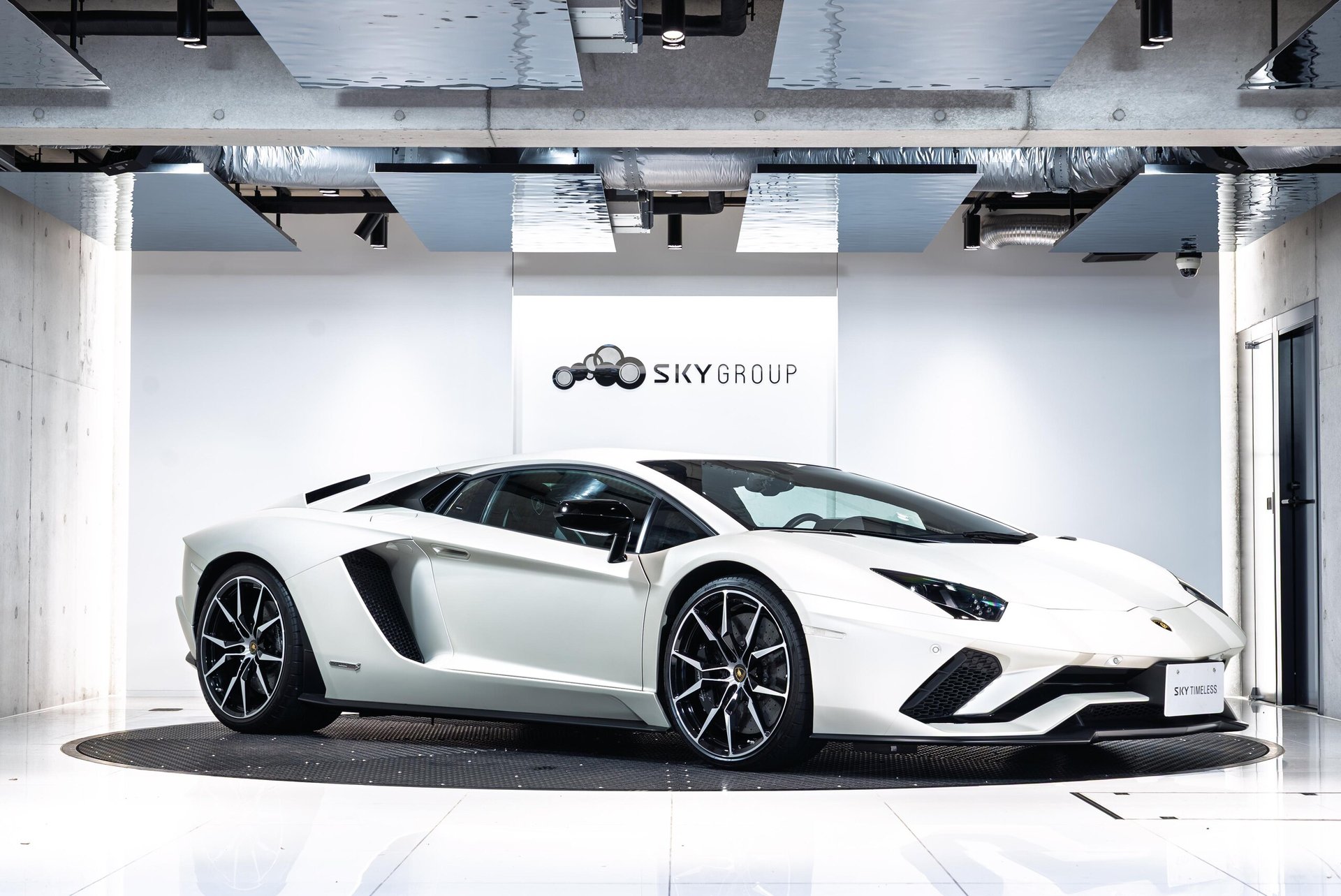 LAMBORGHINI AVENTADOR - View 1