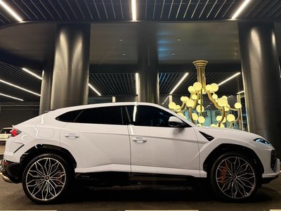 LAMBORGHINI URUS - 4