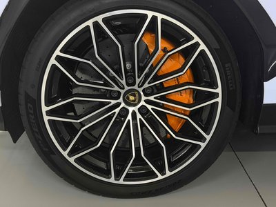 LAMBORGHINI URUS - 10