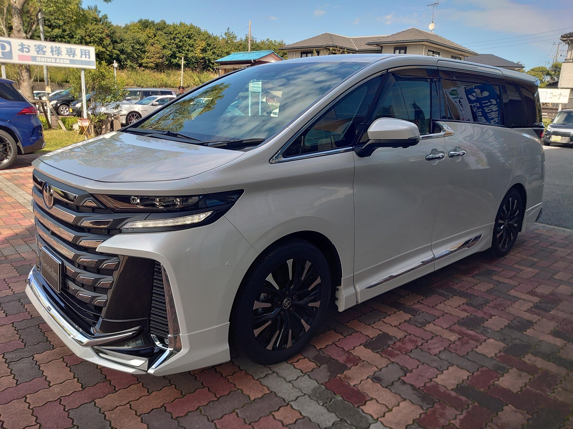 TOYOTA VELLFIRE - View 1