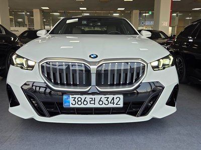 2026 BMW 5 SERIES 照片 2