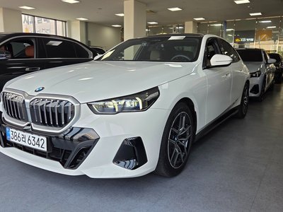 2026 BMW 5 SERIES 照片 1