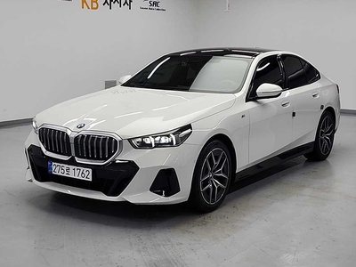 2025 BMW 5 SERIES photo 1