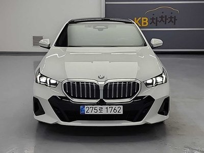 2025 BMW 5 SERIES photo 4