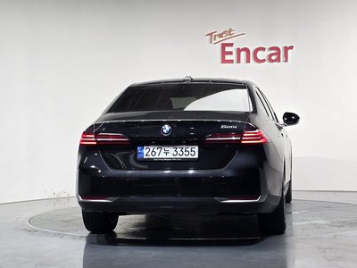 2024 BMW 5 SERIES photo 3