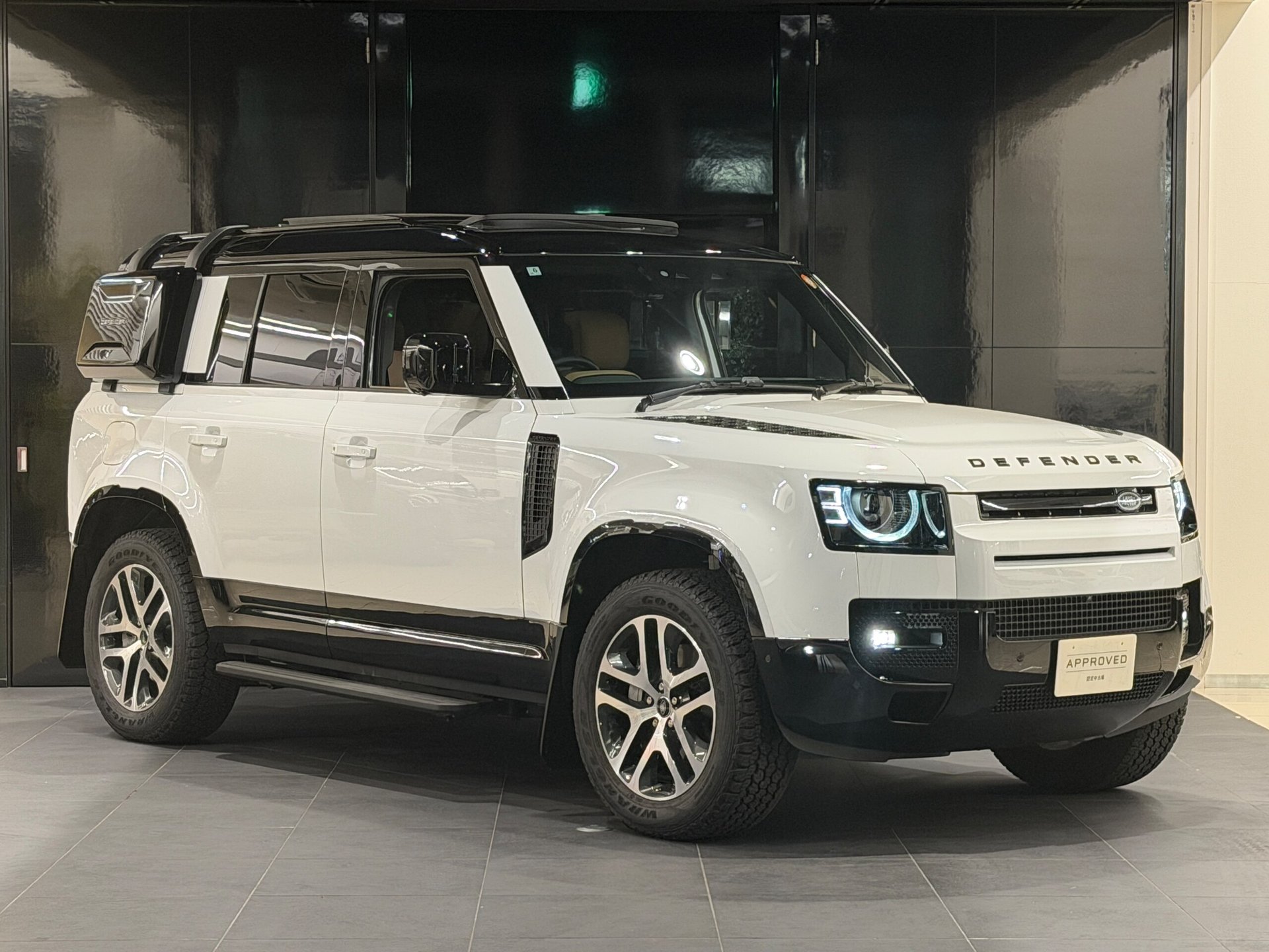 LAND ROVER DEFENDER - View 1