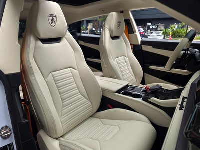 LAMBORGHINI URUS - 10