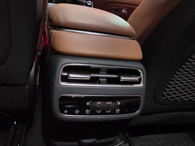 صورة 10 لـ 2024 Genesis GV70