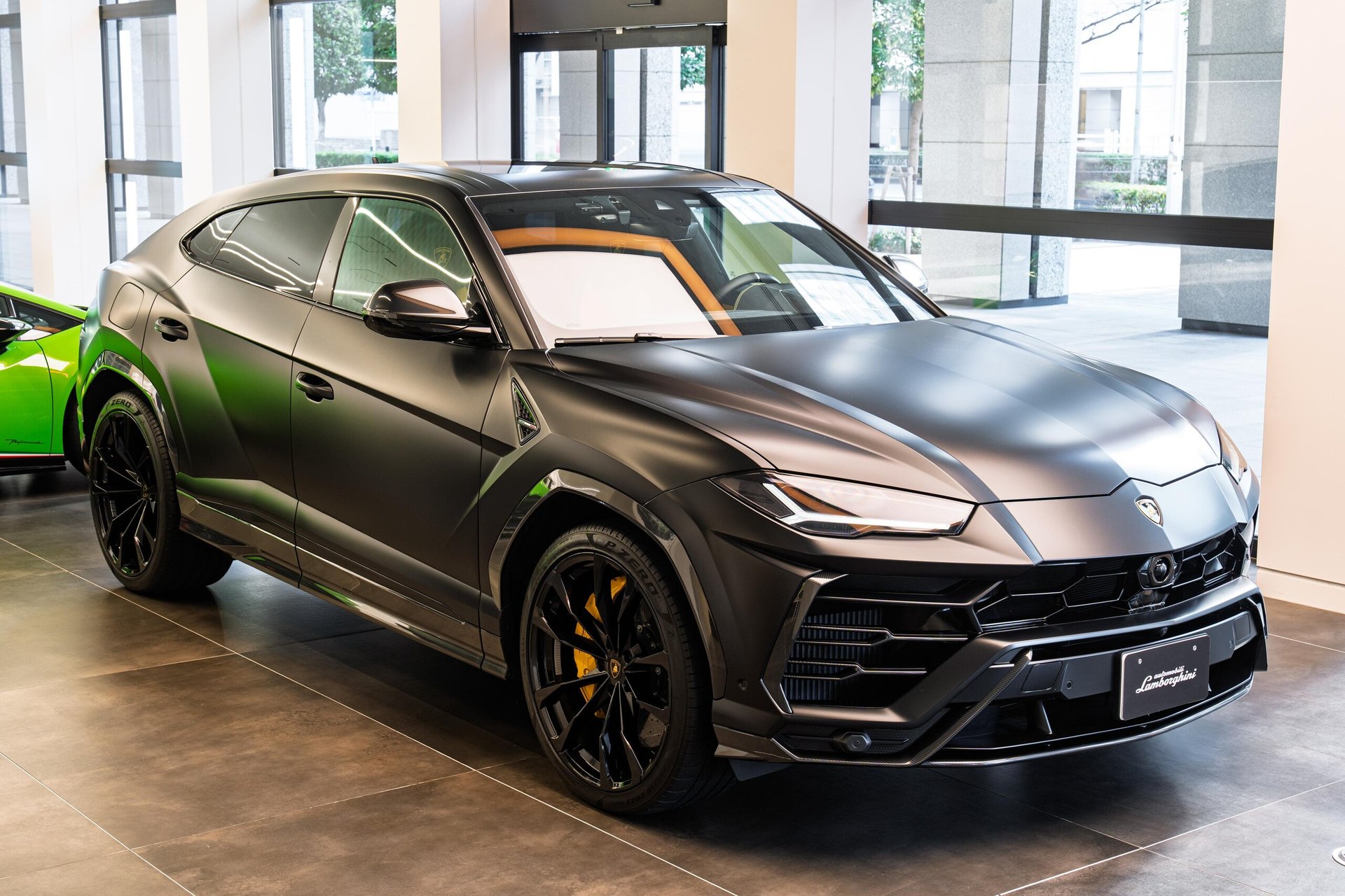 LAMBORGHINI URUS - View 1