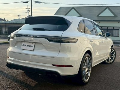 2019 Porsche CAYENNE photo 2