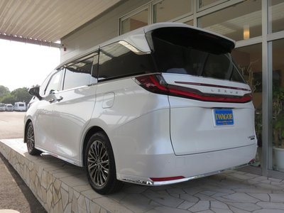 LEXUS LM - 4