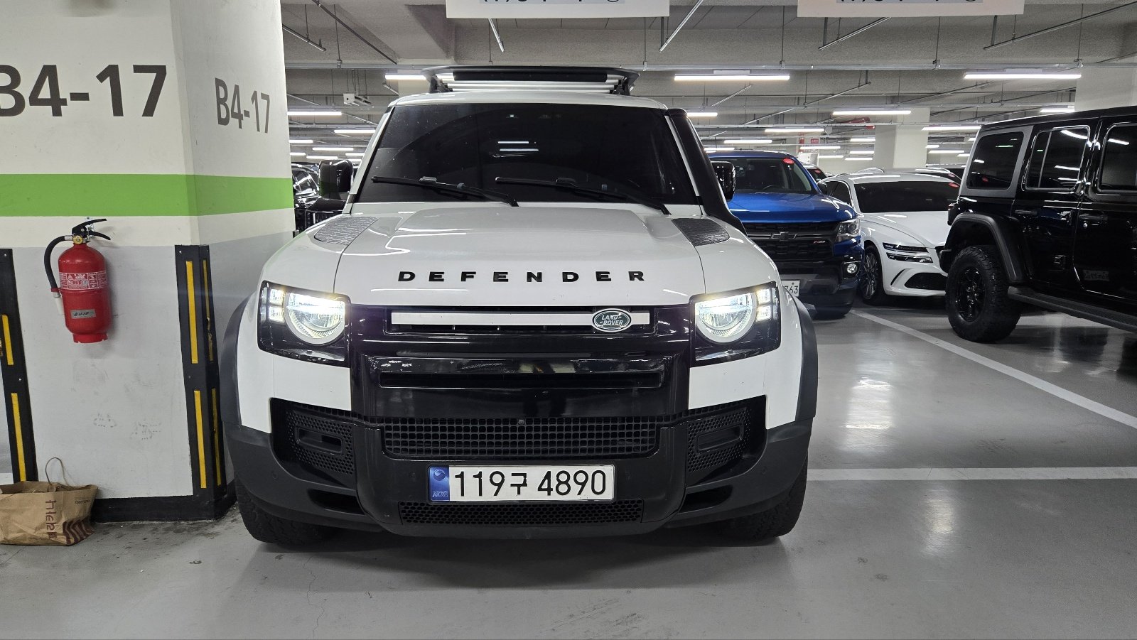 LAND ROVER DEFENDER - View 1