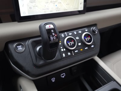 LAND ROVER DEFENDER - 9