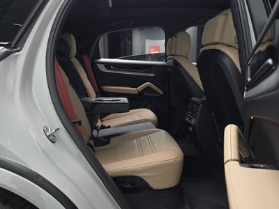 2025 Porsche CAYENNE thumbnail 18