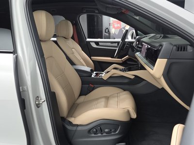 2025 Porsche CAYENNE thumbnail 17