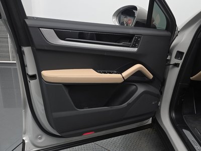 2025 Porsche CAYENNE thumbnail 14