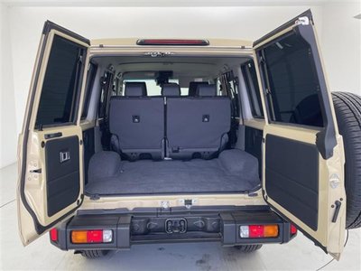 TOYOTA LAND CRUISER 70 - 6