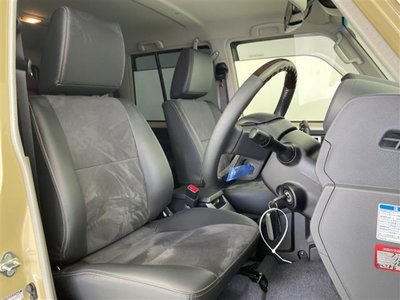 TOYOTA LAND CRUISER 70 - 5