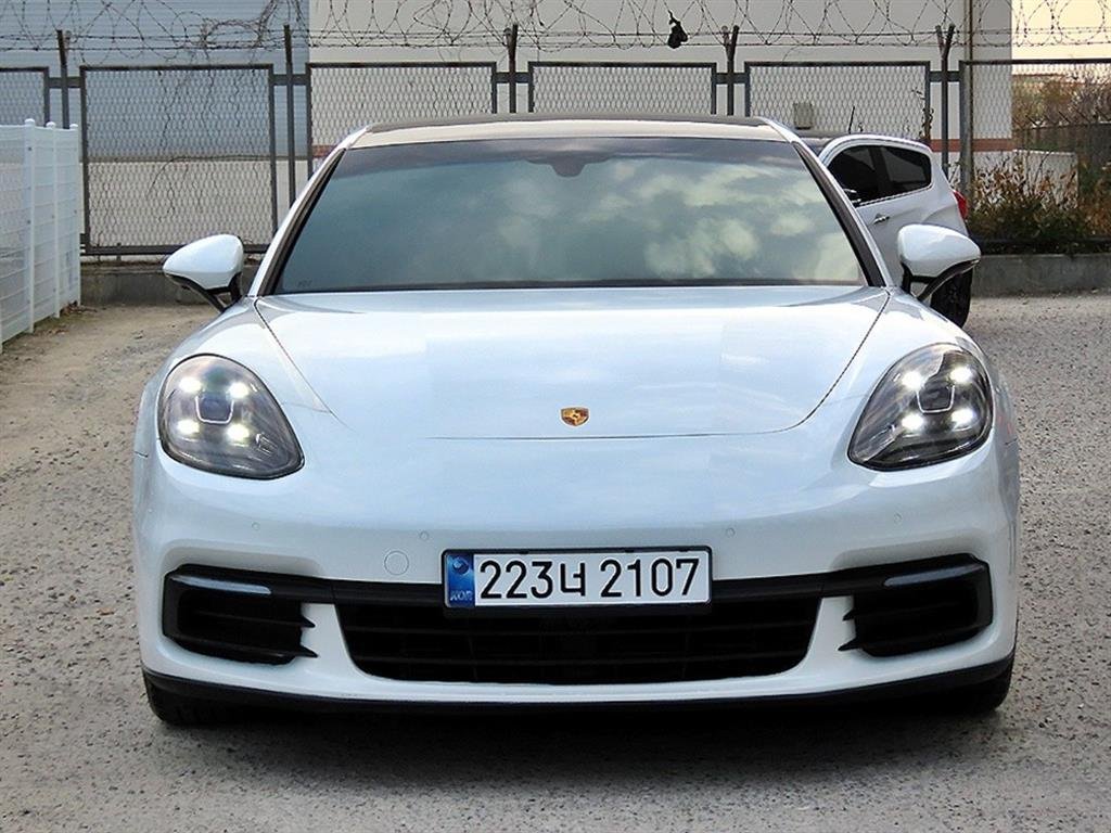 PORSCHE PANAMERA - View 1