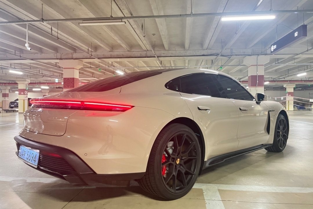 PORSCHE TAYCAN - View 1