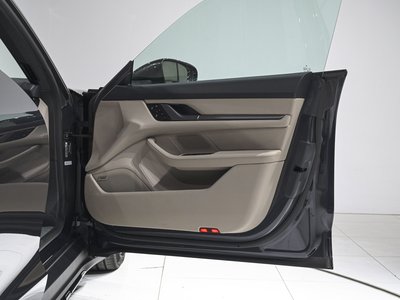 2025 Porsche TAYCAN thumbnail 32