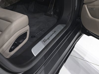 2025 Porsche TAYCAN thumbnail 30