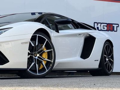 LAMBORGHINI AVENTADOR - 4