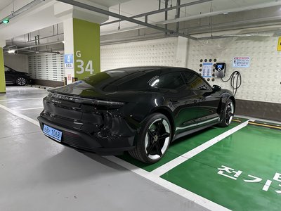 2024 Porsche TAYCAN photo 5