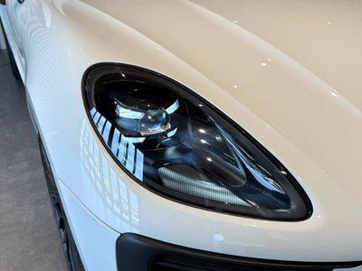 2020 Porsche MACAN thumbnail 21