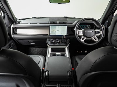 صورة 2 لـ 2025 LAND Rover DEFENDER