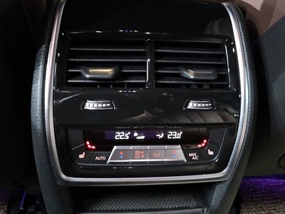 2022 BMW X6 — миниатюра 21