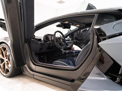 صورة مصغرة 38 لـ 2025 Lamborghini REVUELTO
