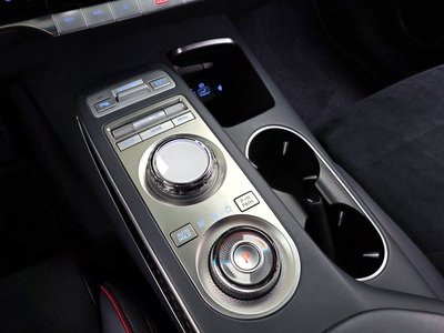 صورة 9 لـ 2021 Genesis GV70